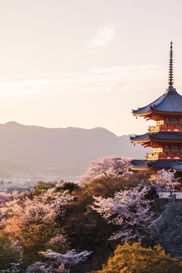 L2F-Sep-16-pic-Japan-Kyoto-Kiyomizu-dera-temple-cherry-blossoms-thipjang-shutterstock_403209976