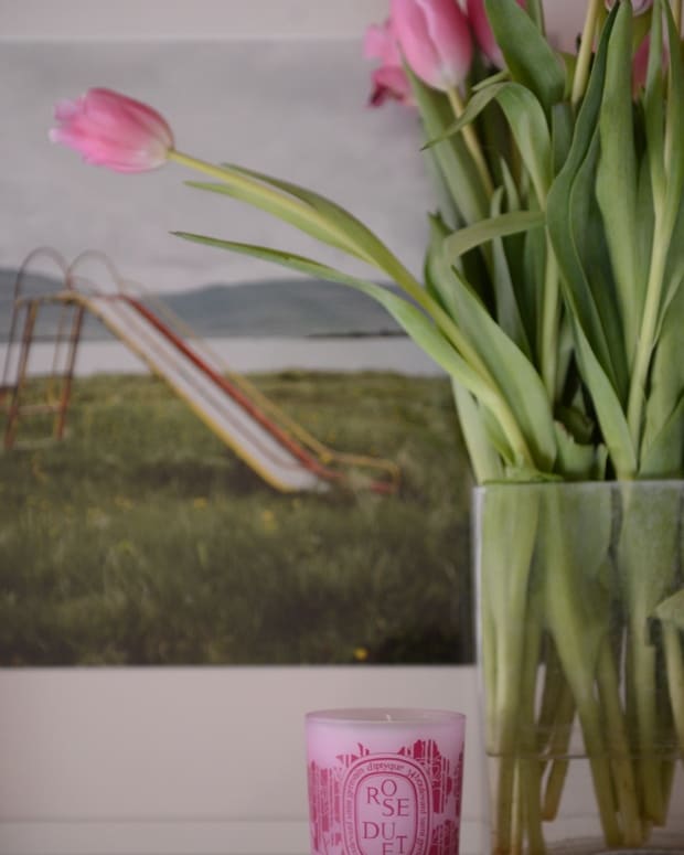 mantle-candle-and-tulips