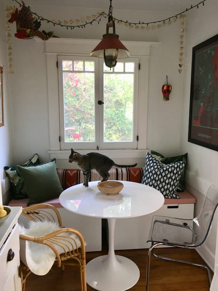 En cours, avec les mauvais oreillers (que je vends ici!) Et trop d'encombrement, plus notre ancienne suspension (et un chat!)