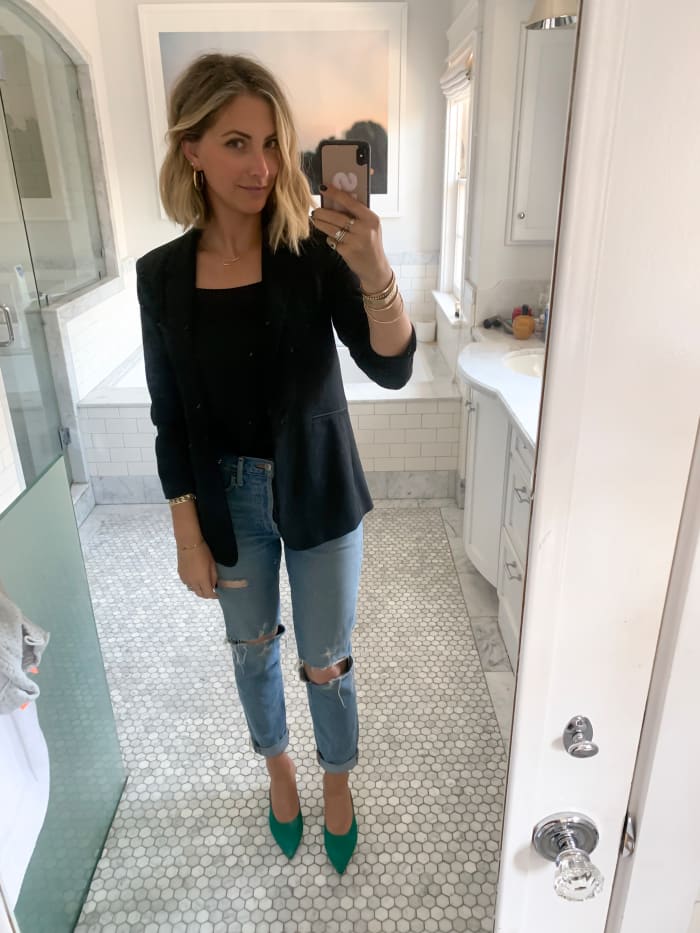 Grade + Gather Camisole, Gold Hoops, Elizabeth and James Blazer (similaire ici), AGOLDE Denim, Gianvito Rossi Heels (similaire ici)
