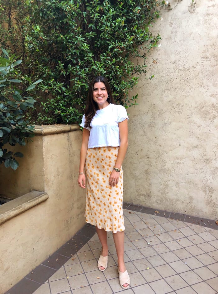 Mercredi: James Perse Tee (similaire ici), Dôen Dress (comme une jupe, similaire ici), Vince Mules (similaire ici)