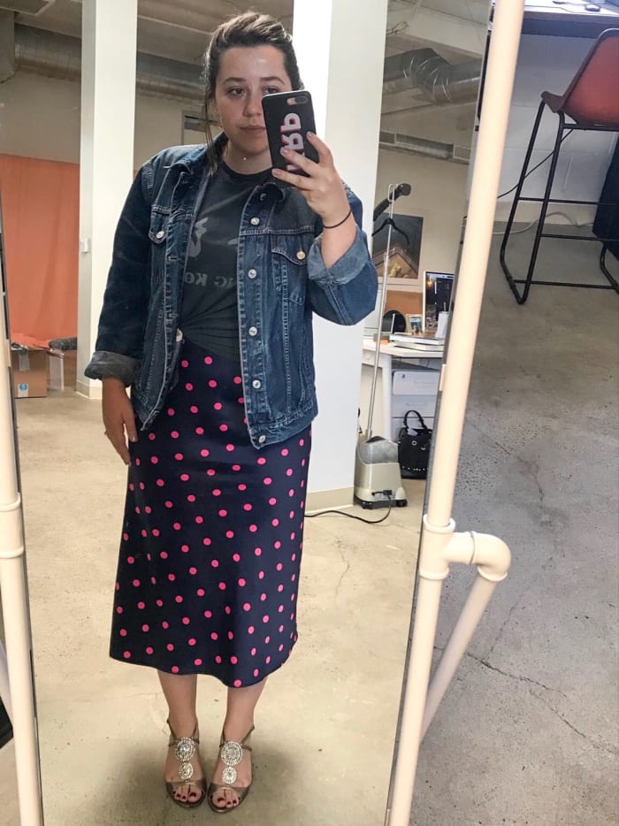 Veste vintage (similaire ici), tee-shirt Brandy Melville (similaire ici), jupe Zara (similaire ici), talons Jimmy Choo vintage (similaire ici)