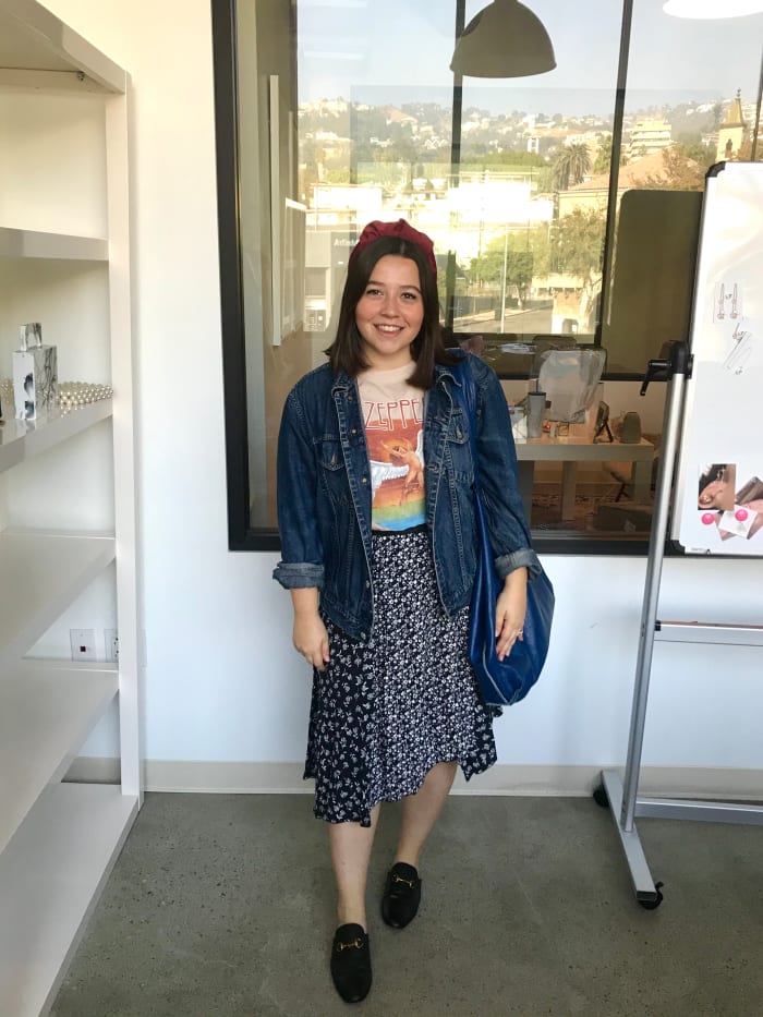 Achetez le bandeau (à venir bientôt!), La veste vintage (similaire ici), le tee-shirt Daydreamer, la jupe Rag & Bone (similaire ici), les mocassins Amazon, le sac vintage (similaire ici)