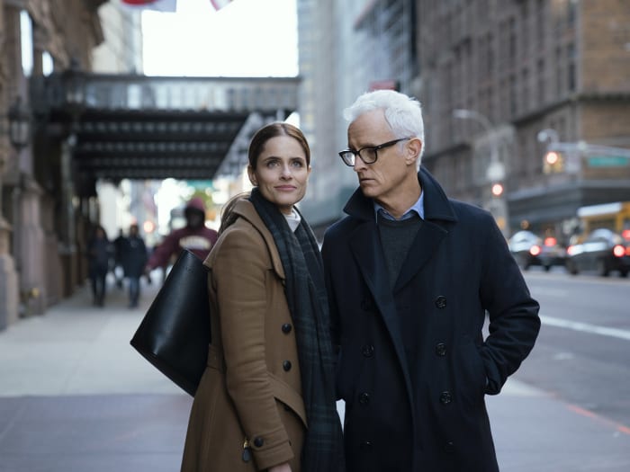 Ce sac à dos élégant! Le manteau! Le col roulé en cachemire habilement superposé sous une écharpe adaptée aux intempéries! (Amanda Peet dans 'The Romanoffs')