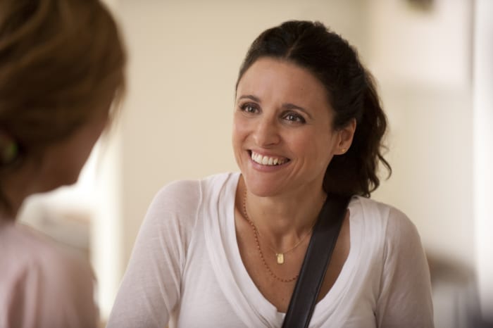 Ce combo sophistiqué de colliers en or superposés a inspiré tous les achats de bijoux ultérieurs (Julia Louis-Dreyfus dans `` Enough Said '')