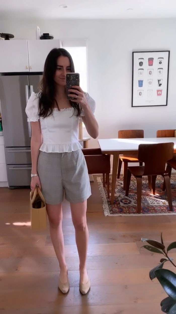 Blouse Staud (similaire ici), short East Order, sac Staud (similaire ici), mules Mari Giudicelli (similaire ici)