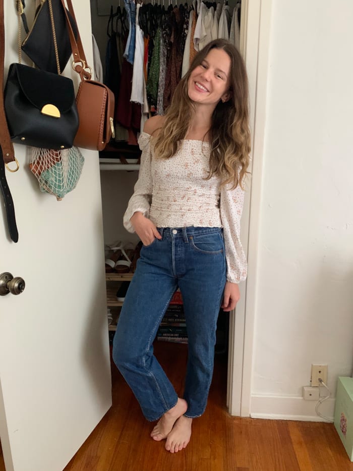 'Salma' Hoops, Cupcakes and Cashmere Smocked Blouse (en solde!), Vintage Levi's, le collier que je porte tous les jours est de Victoria Cunningham et était un 16ème cadeau d'anniversaire de ma mère