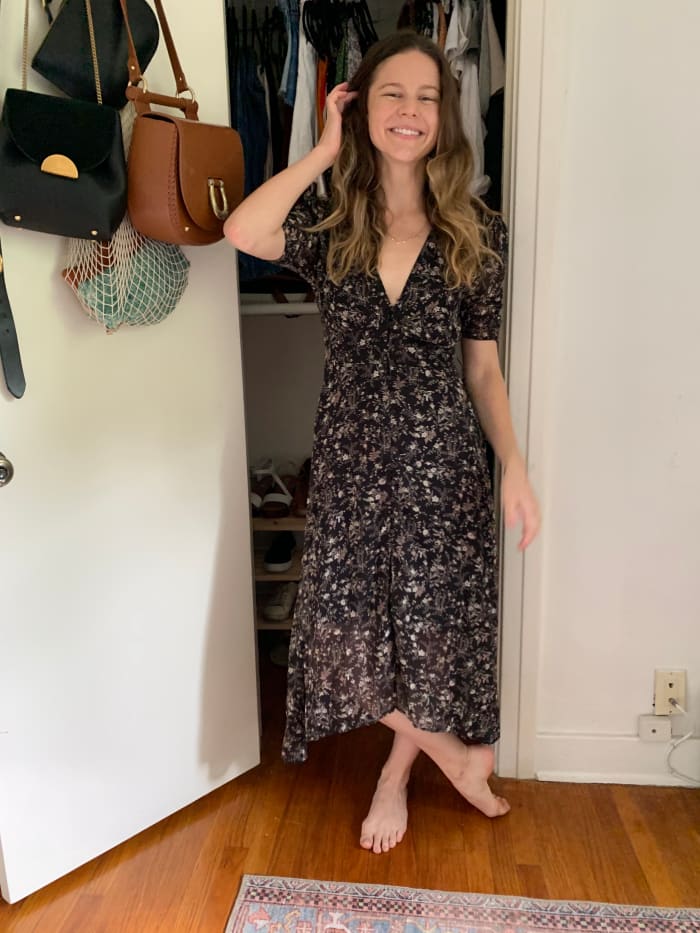 Robe Astr (cette robe vient de notre boutique, donc je suis évidemment biaisée, mais c'est vraiment l'une de mes robes préférées pour les mariages et à la maison!) Et les cerceaux 'Salma'