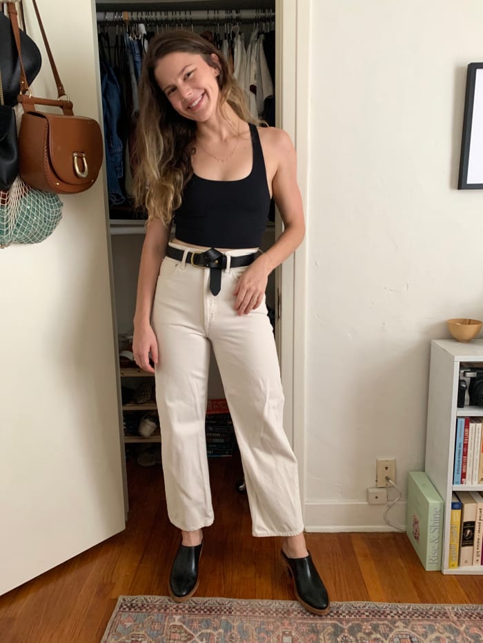 Soutien-gorge Girlfriend Paloma, Denim AGOLDE, Mules Frye (points bonus si vous savez d'où vient mon inspiration pour ce cliché!)