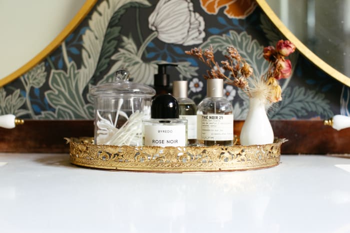 Plateau vintage (similaire ici), vase CB2, pot d'apothicaire Zara Home (similaire ici)