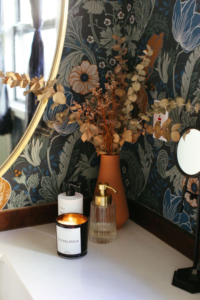 Vase cible (similaire ici), bougie La Botica, distributeur de savon Zara Home (similaire ici)