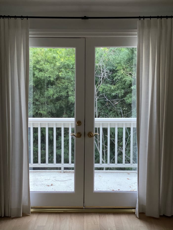 Un petit balcon couvert d'arbres à côté de notre chambre