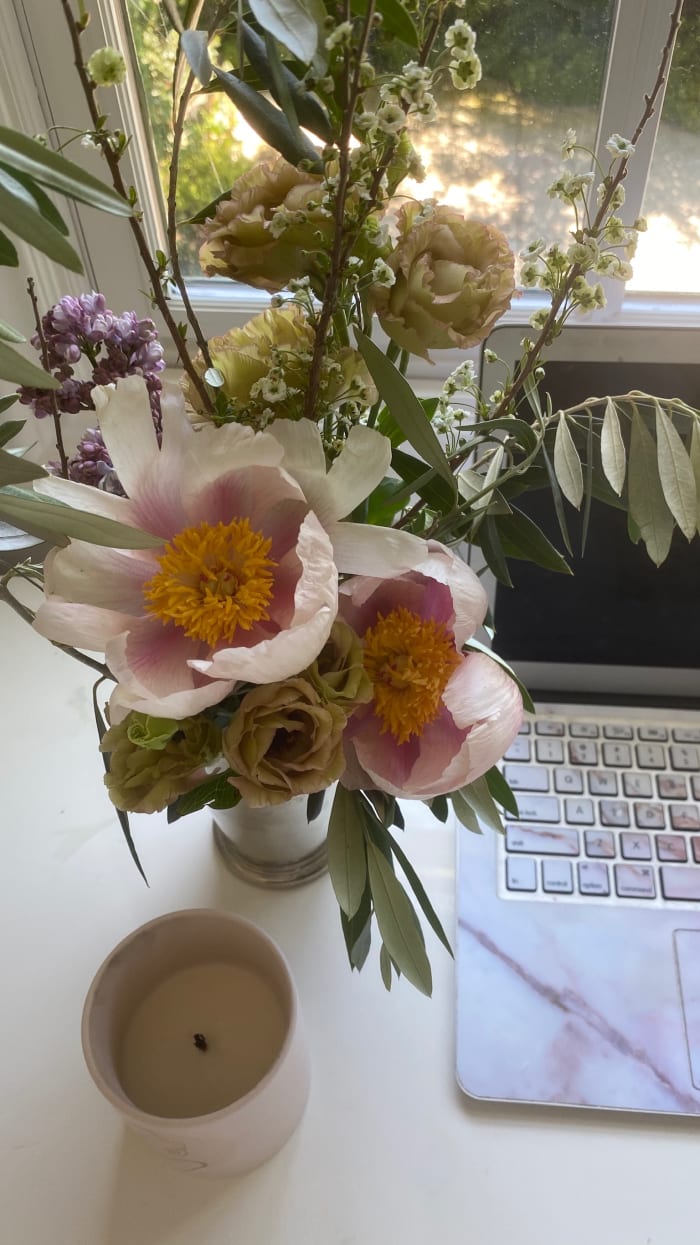 Le plus joli bouquet et un échantillon de bougie à mon bureau.
