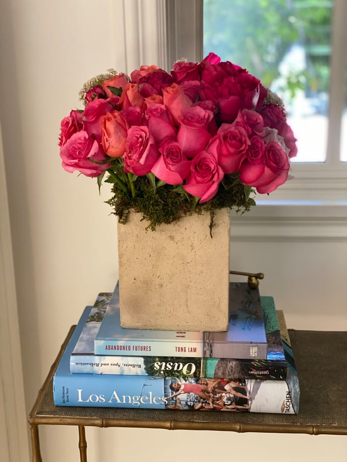 Roses d'anniversaire et une collection de livres de table basse dans notre salon.