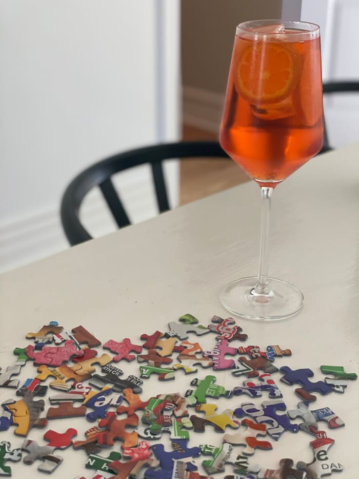 Aperol Spritz et un puzzle inachevé.
