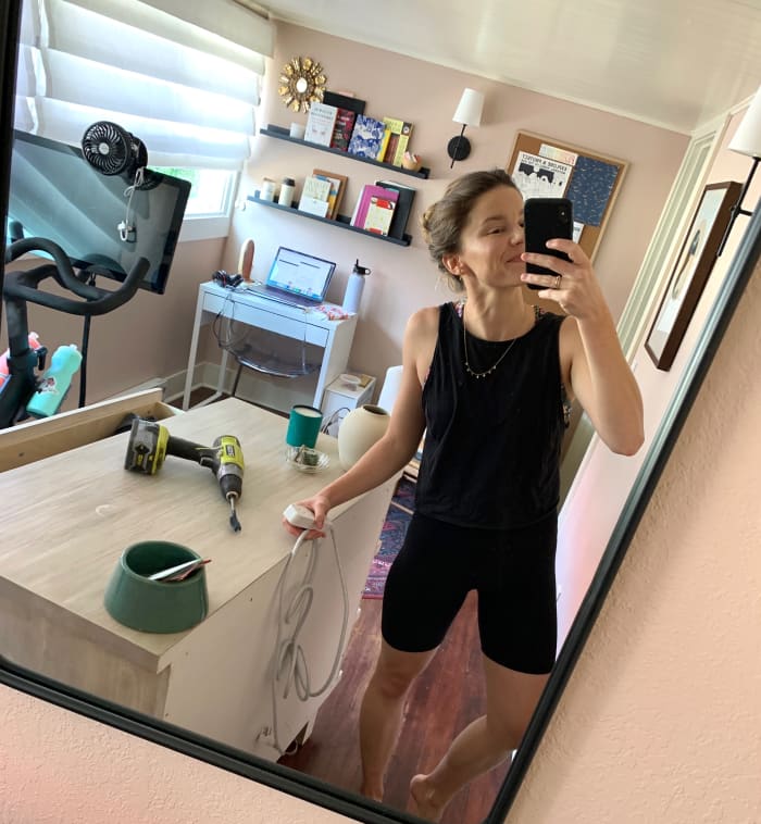 Juste une fille, debout devant un miroir, espérant que son projet DIY vous plaira. ;)