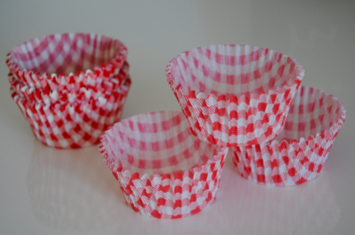 {Gingham cupcake holders from BakeItPretty}