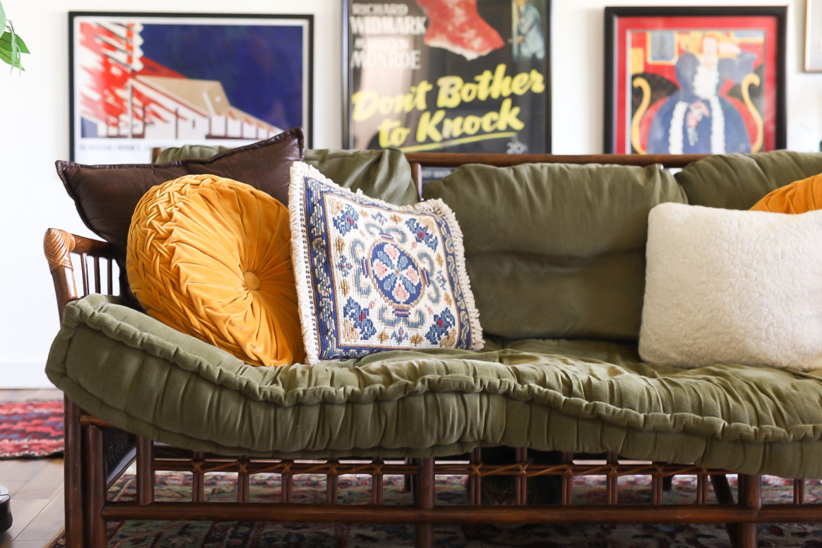 Ma plus fière D.I.Y. projet: mon luxuriant canapé en velours. (Points bonus si vous pouvez voir la cachette préférée de Bisou!)