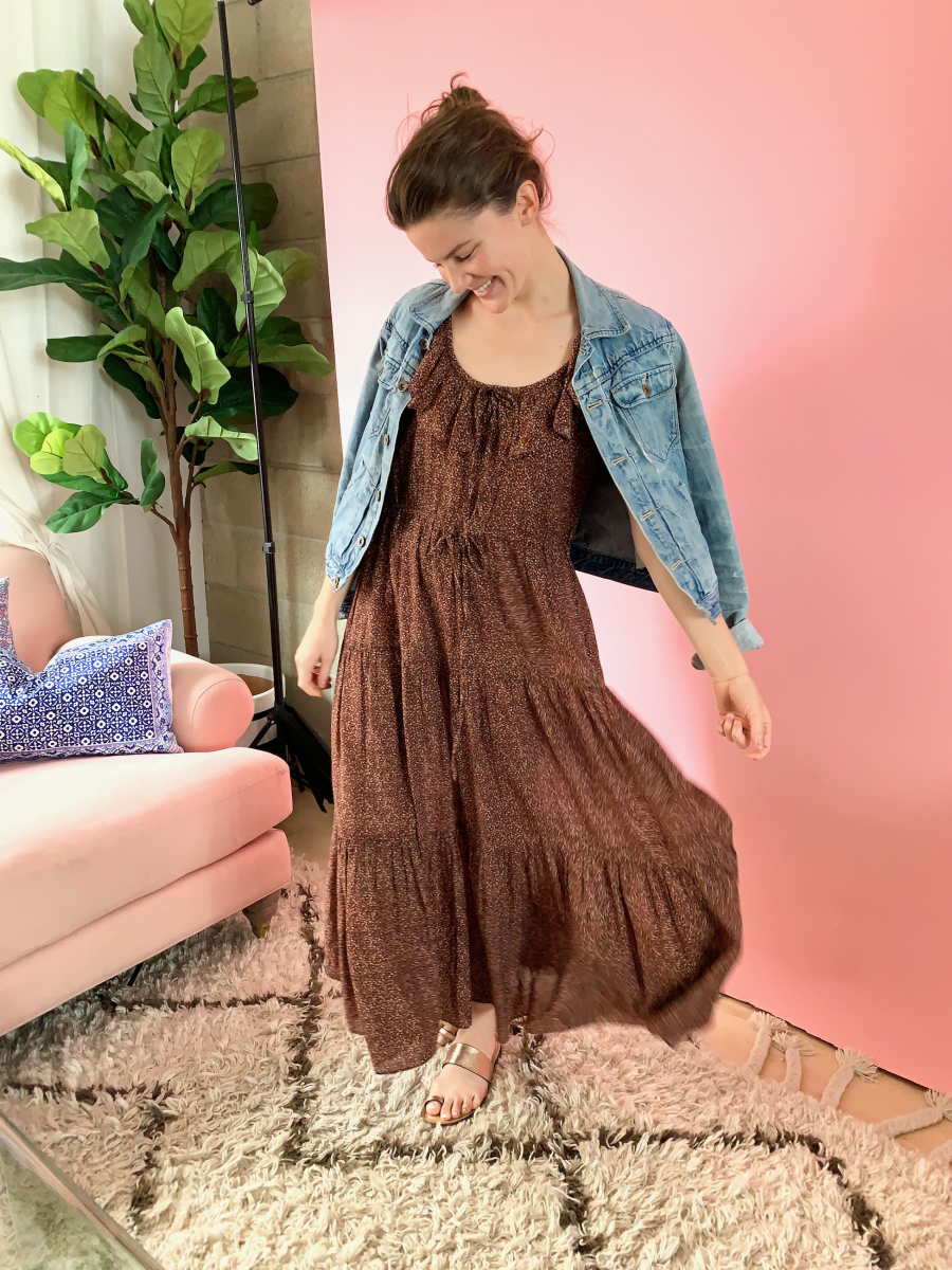 Veste en jean Madewell, robe Doen (similaire ici), diapositives Amanu (similaire ici)
