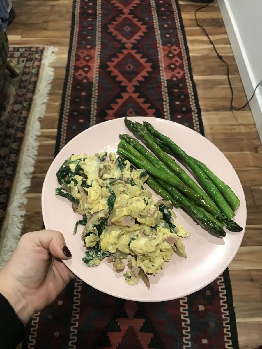 Vegetable scramble and asparagus 