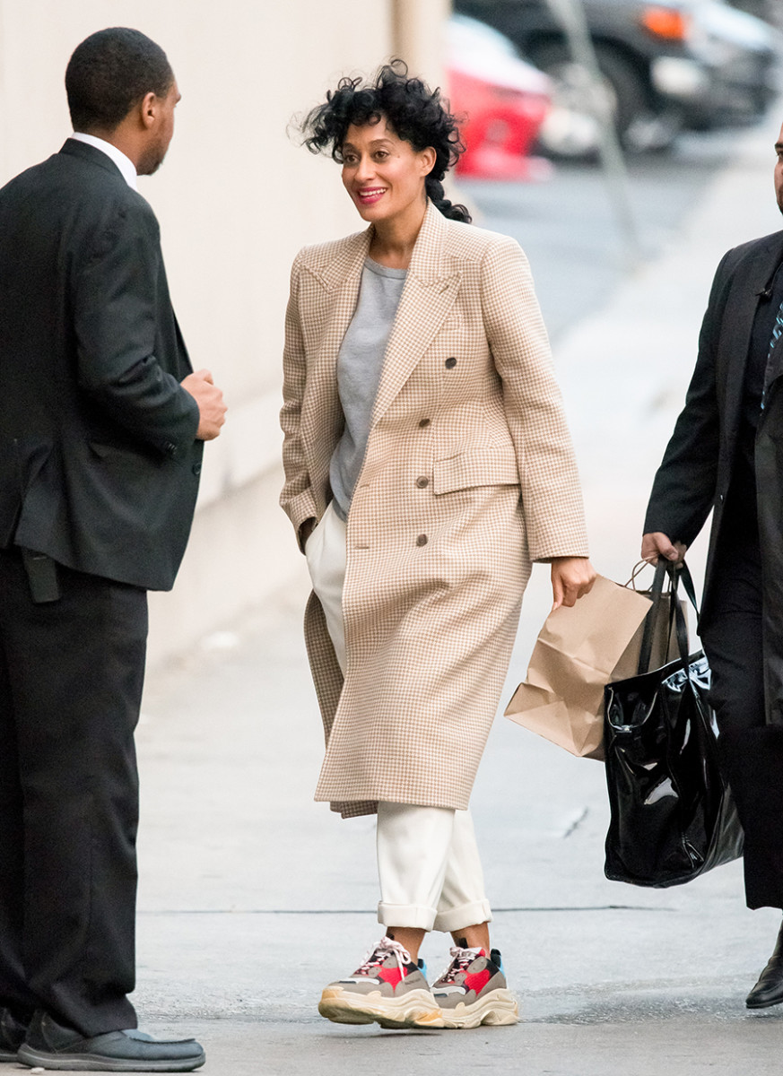 Cette photo m'a inspiré à elle seule à acheter des pantalons et des baskets blancs. (Tracee Ellis Ross)