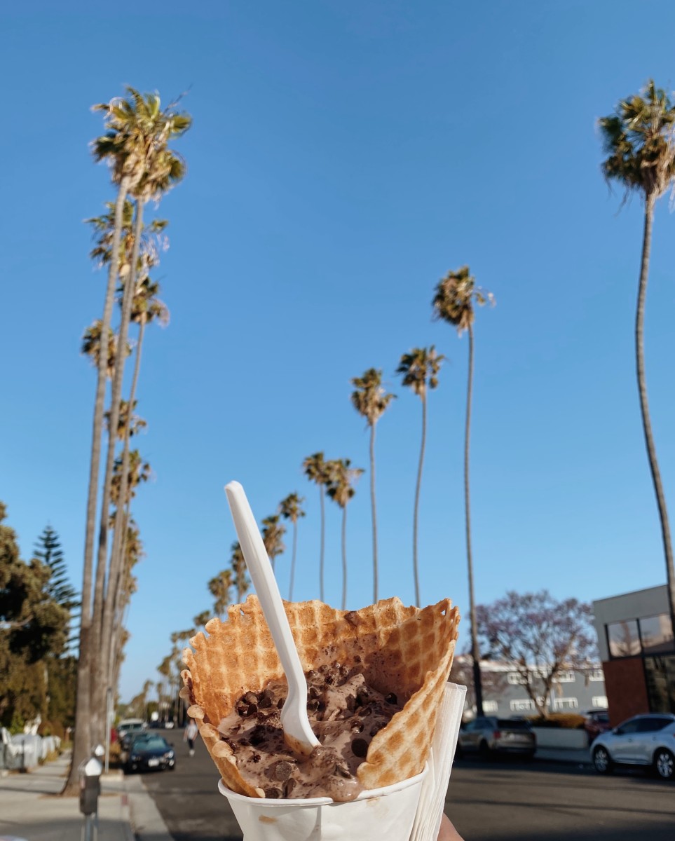 What better way to wrap up a weekend trip in LA than to walk to get a giant cone of ice cream from Cold Stone? It sounded pretty good to me. 